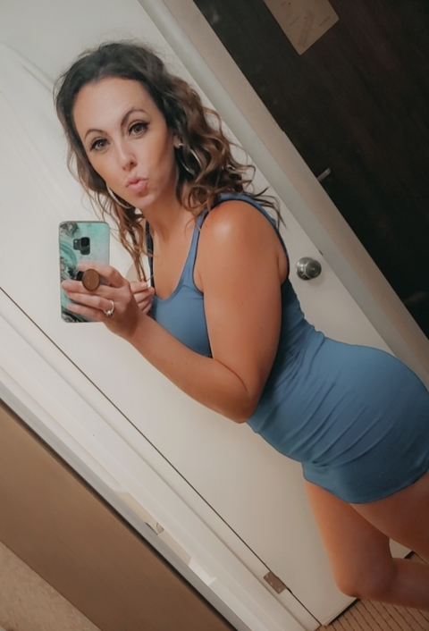 ambernicole0909 onlyfans leaked picture 2
