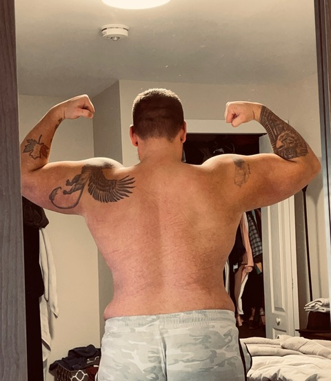 beefy.canadian onlyfans leaked picture 1
