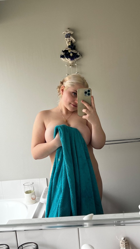 hayleystratton onlyfans leaked picture 2