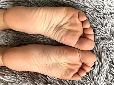 karlyklairefeet onlyfans leaked picture 1