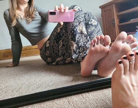 lilhippietoes onlyfans leaked picture 1