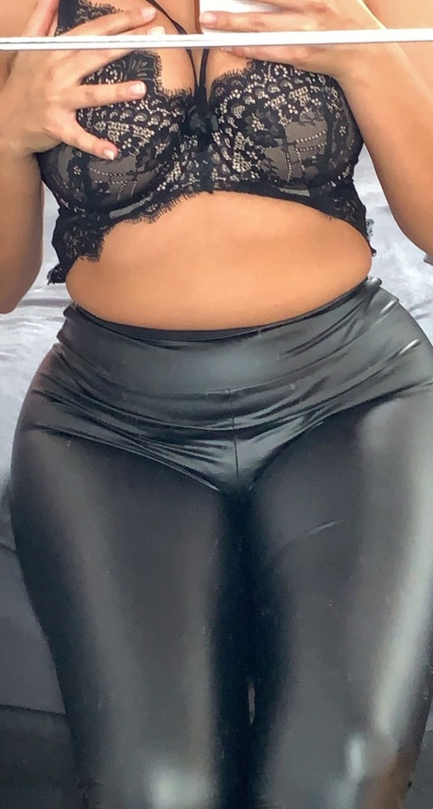 lucia4588 onlyfans leaked picture 2