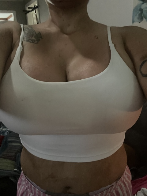 mobwife1583 onlyfans leaked picture 2