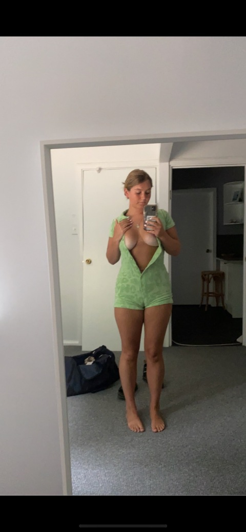 neivepricee onlyfans leaked picture 1