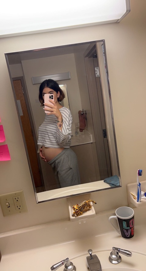 pregnantrosalina onlyfans leaked picture 2