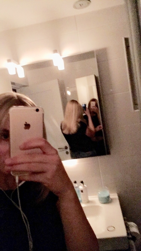 rebeccafromsweden onlyfans leaked picture 2