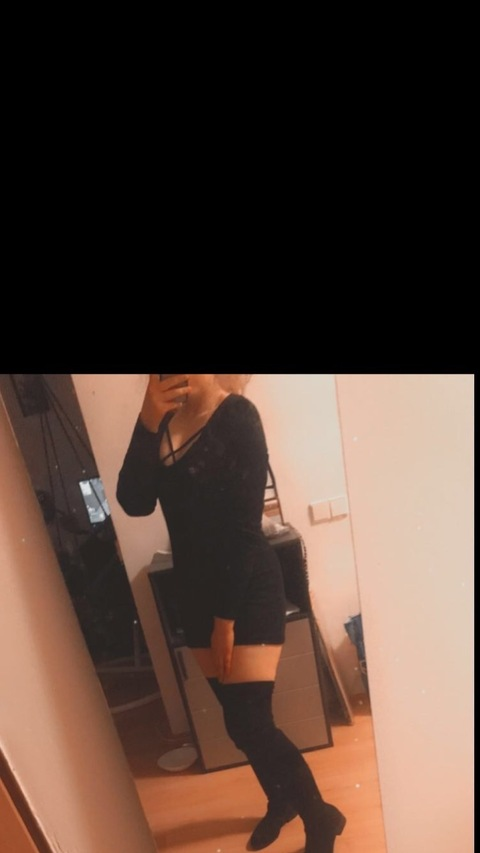 rosieasher19 onlyfans leaked picture 1