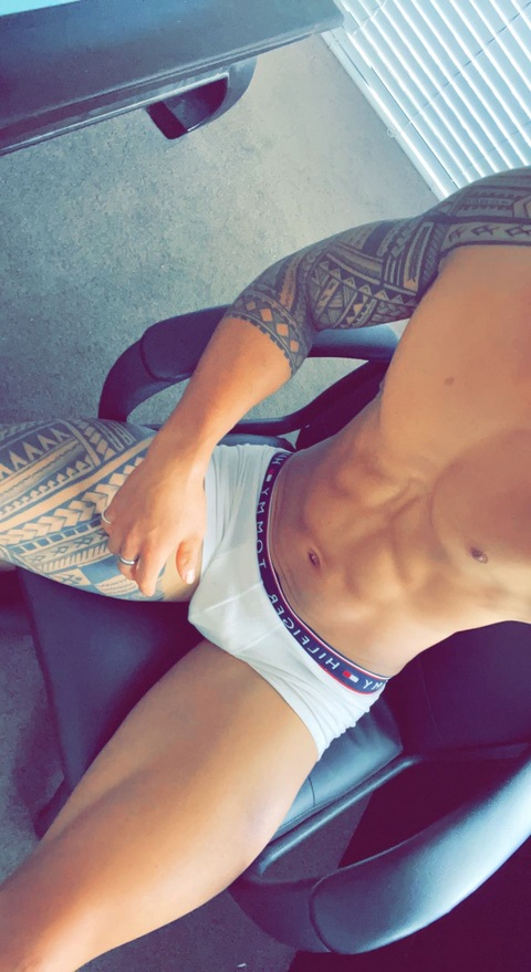 tatted.islander.free onlyfans leaked picture 1