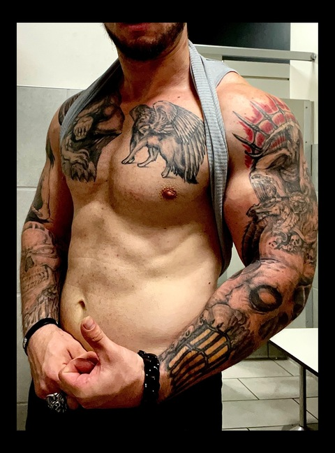 tattedgymrat onlyfans leaked picture 2