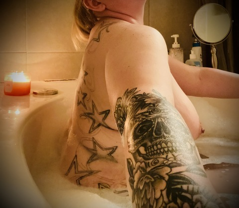 tattooedsusieq onlyfans leaked picture 1